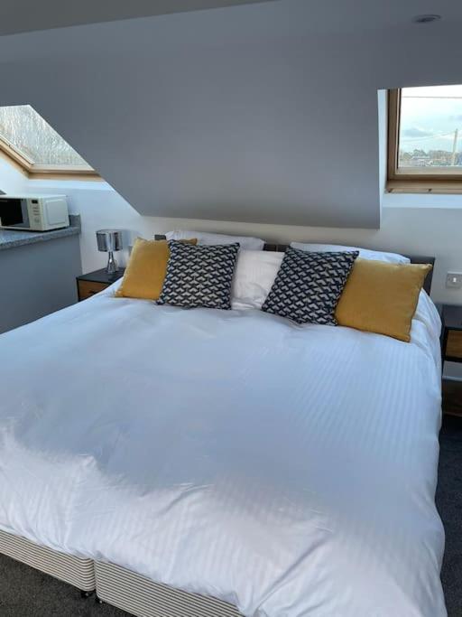 Seascape - Stylish Modern Apartment Бартон-он-Си Экстерьер фото